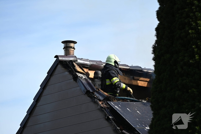 Brandweer bestrijdt middelbrand op dak