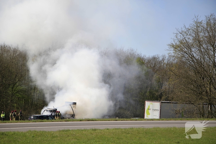 Brand verwoest bakwagen op snelweg