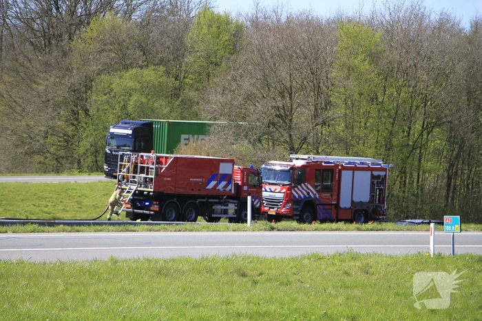 Brand verwoest bakwagen op snelweg
