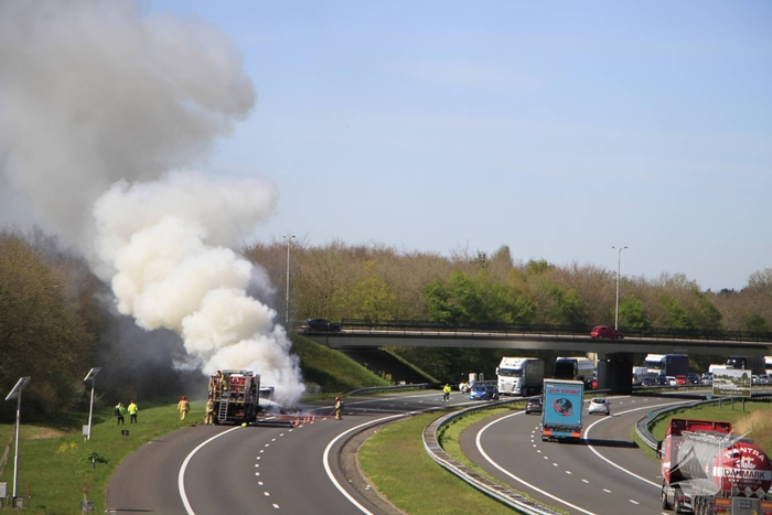 Brand verwoest bakwagen op snelweg