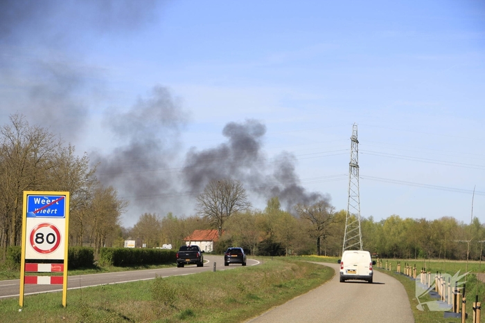Brand verwoest bakwagen op snelweg
