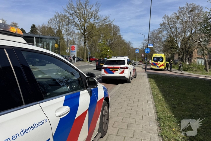 Scooterrijder botst met fietser op kruising