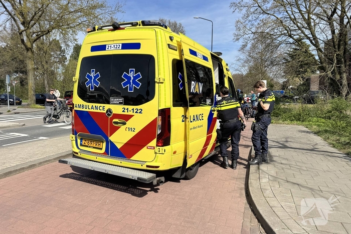 Scooterrijder botst met fietser op kruising