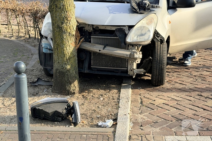 Botsing op kruising leidt tot takeling