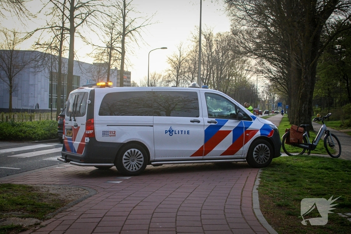 Fietser en automobilist botsen op oversteekplaats