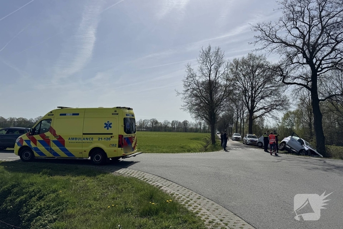 Zware aanrijding leidt tot voertuigen in sloot