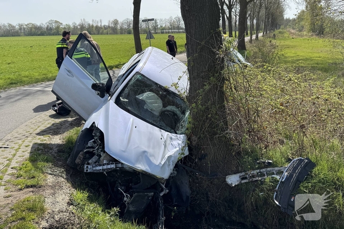 Zware aanrijding leidt tot voertuigen in sloot