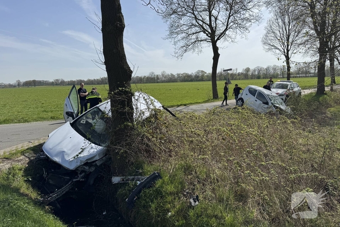 Zware aanrijding leidt tot voertuigen in sloot