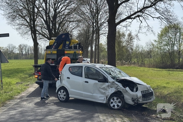 Zware aanrijding leidt tot voertuigen in sloot