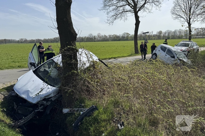 Zware aanrijding leidt tot voertuigen in sloot
