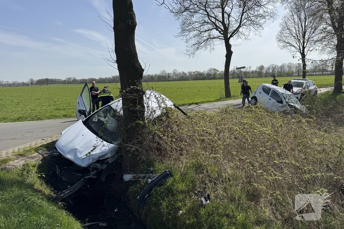Zware aanrijding leidt tot voertuigen in sloot