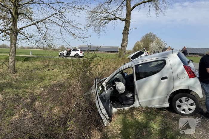 Zware aanrijding leidt tot voertuigen in sloot