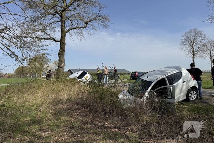 Zware aanrijding leidt tot voertuigen in sloot