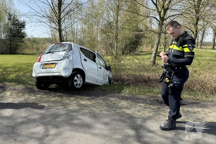 Zware aanrijding leidt tot voertuigen in sloot