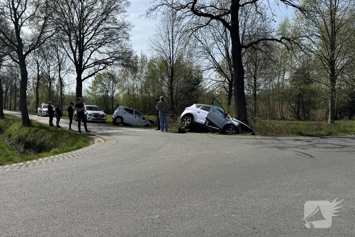 Zware aanrijding leidt tot voertuigen in sloot