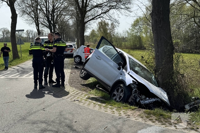 Zware aanrijding leidt tot voertuigen in sloot