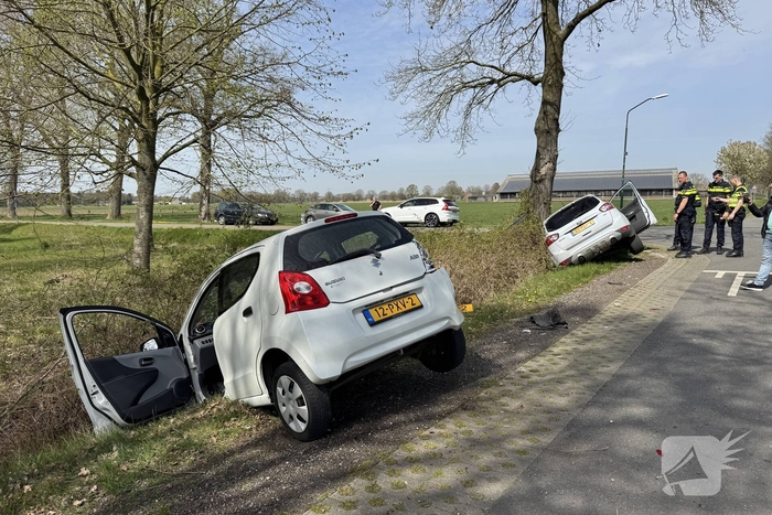 Zware aanrijding leidt tot voertuigen in sloot