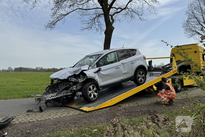 Zware aanrijding leidt tot voertuigen in sloot