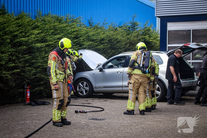 Beginnende autobrand in werkplaats snel geblust