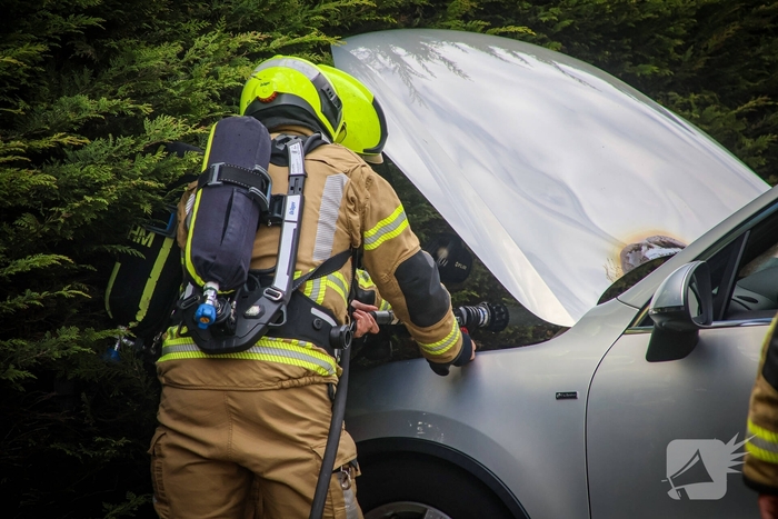 Beginnende autobrand in werkplaats snel geblust