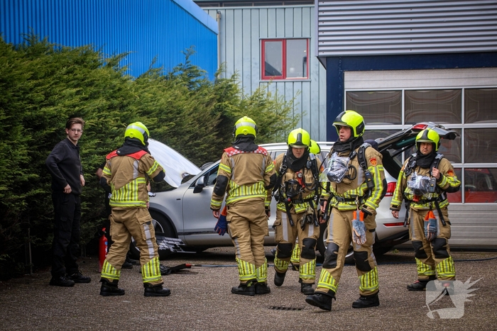 Beginnende autobrand in werkplaats snel geblust
