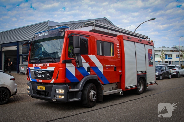 Beginnende autobrand in werkplaats snel geblust