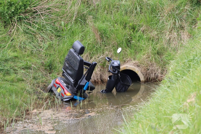 Persoon te water met scootmobiel