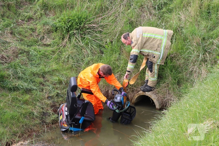 Persoon te water met scootmobiel
