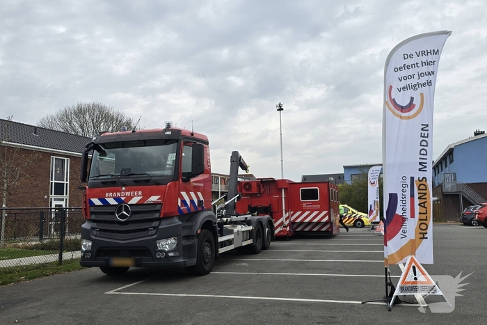 Grootschalige oefening met meerdere officieren en crisisteams