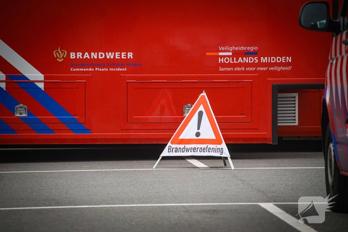 Grootschalige oefening met meerdere officieren en crisisteams