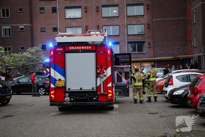 Brand in flatwoning snel onder controle