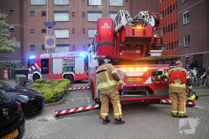 Brand in flatwoning snel onder controle