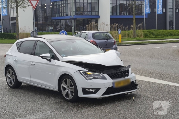 Ongeval tussen personenwagen en lijnbus