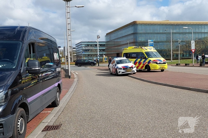 Fietser gewond bij aanrijding met bestelbus