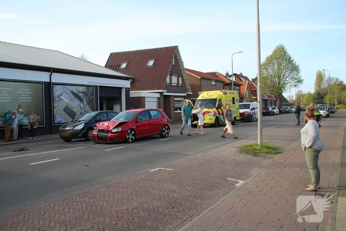 Aanrijding tussen twee voertuigen zorgt voor gewonde