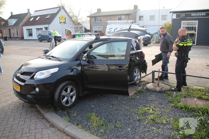 Aanrijding tussen twee voertuigen zorgt voor gewonde