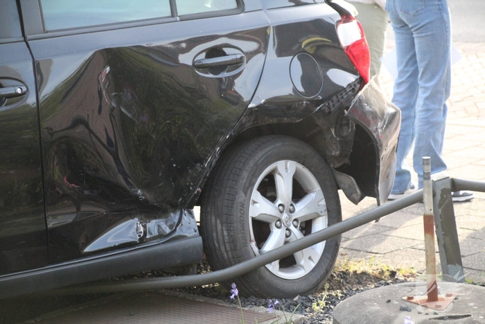 Aanrijding tussen twee voertuigen zorgt voor gewonde