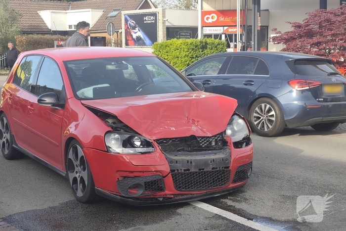 Aanrijding tussen twee voertuigen zorgt voor gewonde