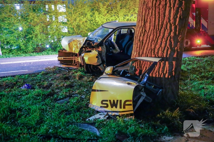 Automobilist rijdt tegen boom en raakt bekneld