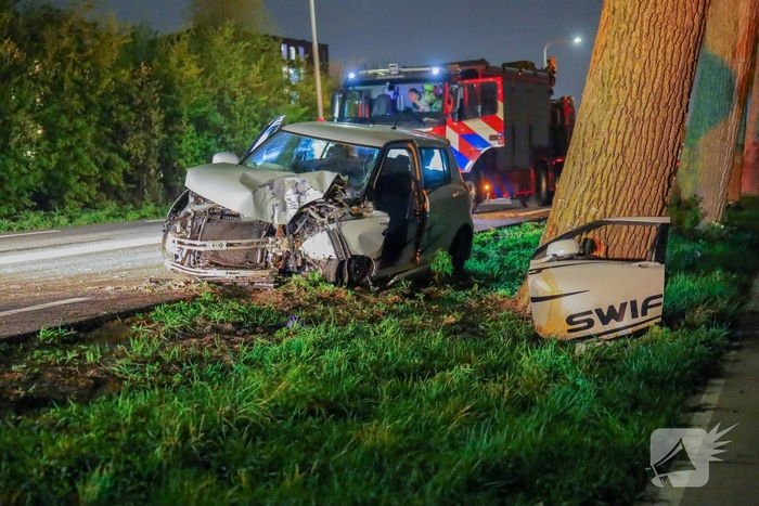 Automobilist rijdt tegen boom en raakt bekneld
