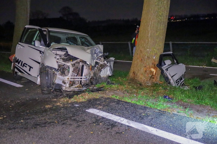 Automobilist rijdt tegen boom en raakt bekneld