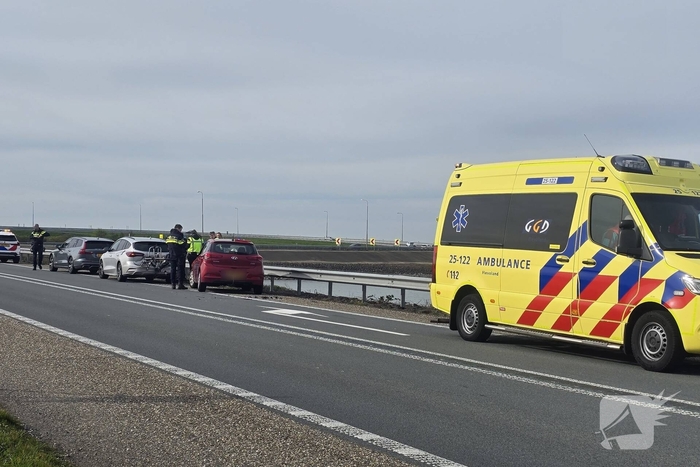 Kopstaartbotsing veroorzaakt schade aan voertuigen