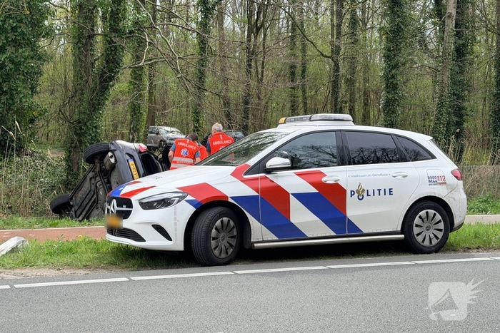 Auto belandt in sloot na ongeval