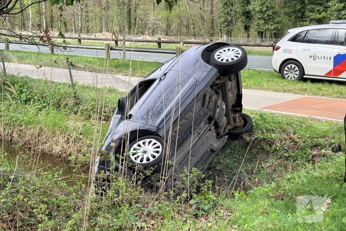 Auto belandt in sloot na ongeval