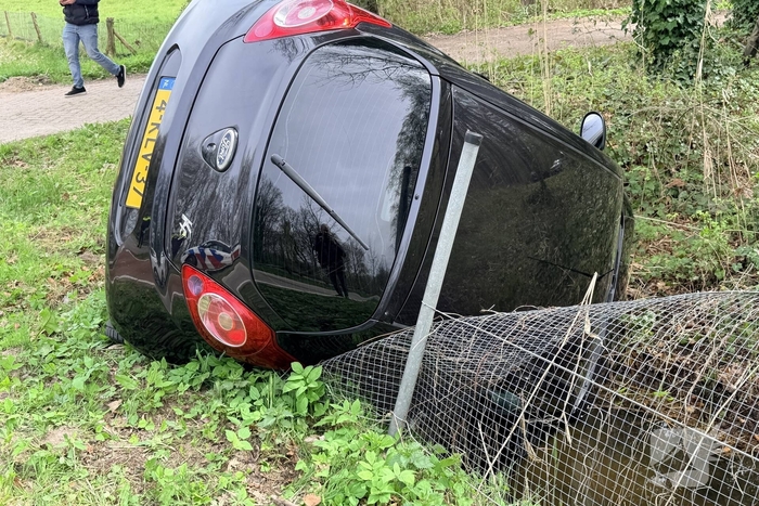 Auto belandt in sloot na ongeval