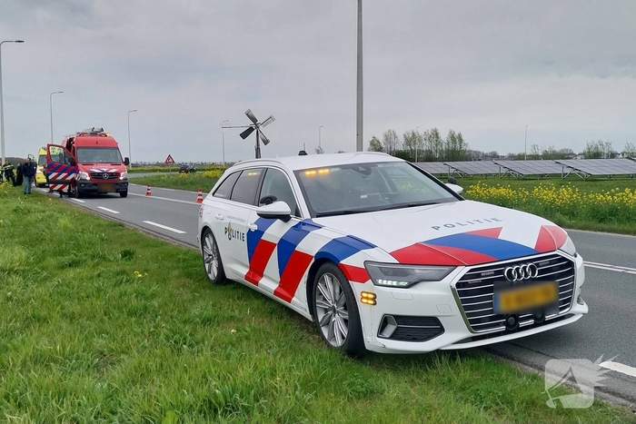 Motorrijder belandt in water na aanrijding
