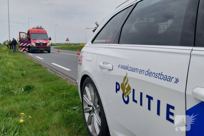 Motorrijder belandt in water na aanrijding
