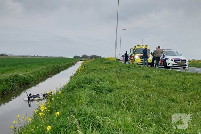 Motorrijder belandt in water na aanrijding
