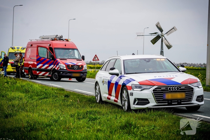 Motorrijder belandt in water na aanrijding