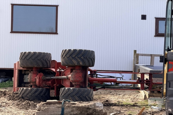 Minigraver kantelt tijdens werkzaamheden